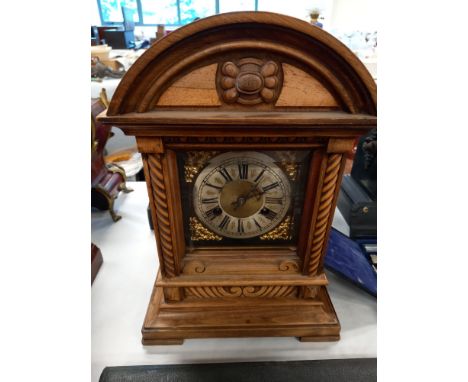 VICTORIAN MANTLE CLOCK IN CARVED OAK CASE