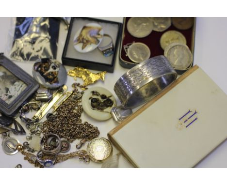 A quantity of jewellery and coinage, to include; a silver plated hinged bangle, dog brooches, rings, silver jewellery, a guar