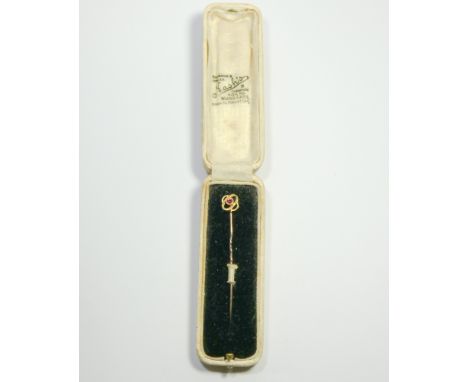 15 ct gold Edwardian stick pin, the centre set with a ruby in fitted case