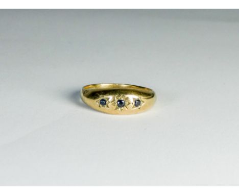 18ct yellow gold three stone sapphire ring, ring size K 