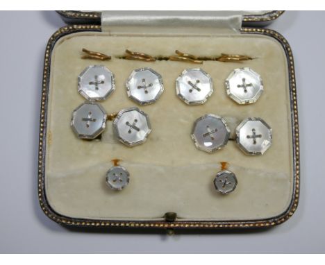 Gents vintage platinum and 18ct gold cufflinks and shirt stud set, decorated with a mother of pearl button design in fitted c