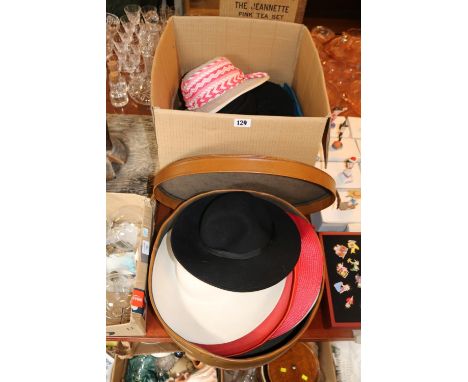 Collection of assorted Vintage Hats and a travelling hat case 