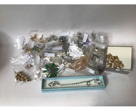 A quantity of costume jewellery including a diamante shrug/cloak clip, cameo brooch, Exquisite brooch and animal brooches etc