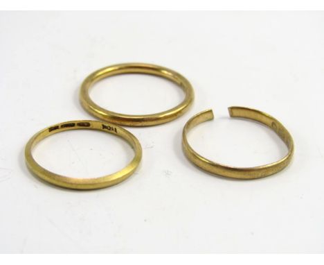 Three 22ct gold wedding bands, sizes I, K, and L, 4.8g.