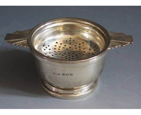 A George VI Art Devo Silver Tea Strainer on stand, Birmingham 1943, G. W. Lewis &amp; Co., 9.5cm diam., 71g 