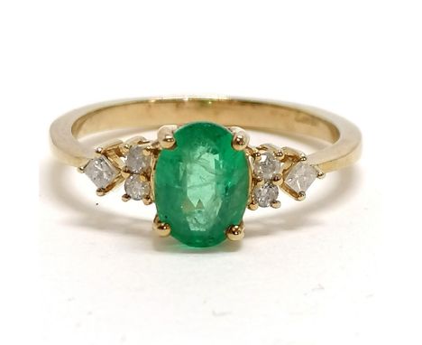 9ct marked gold emerald &amp; diamond (4 brilliant &amp; 2 princess) ring - size P½ &amp; 2.3g total weight 