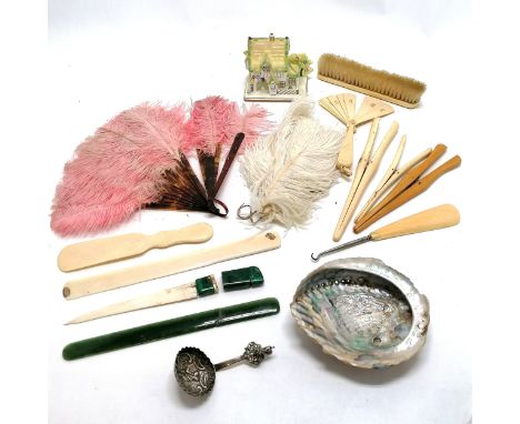 2 fans, glove stretchers, 3 page turners / paper knives (inc jade - has old repair), malachite handled knife (a/f), continent