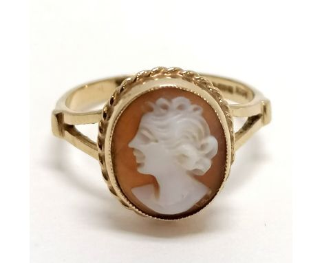 9ct hallmarked gold hand carved portrait cameo ring - size O½ &amp; 2.8g total weight 