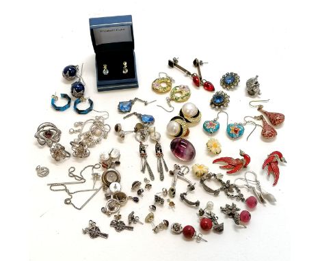 Qty of earrings inc silver &amp; hardstone - some odd (total weight 89g) t/w vintage and other earrings 