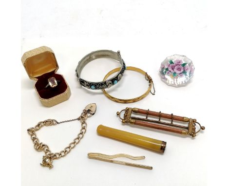 Qty of antique / vintage jewellery inc Lucite floral brooch, 9ct gold metal core (20 micron) bangle, citrine ring etc 