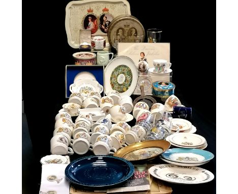 Large collection of Queen Elizabeth II coronation ware inc cups, ephemera, badges, glasses, plates, tray, silver jubilee etc 