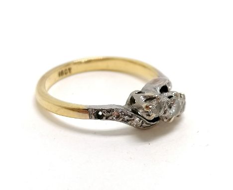 18ct marked gold 3 stone diamond crossover ring with stone set shoulders (1 stone missing) - size K½ &amp; 3g total weight 