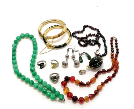 Qty of jewellery inc tigers eye pendant &amp; bangle, hardstone bead necklaces (inc garnet), vintage amber (?) bead necklace 