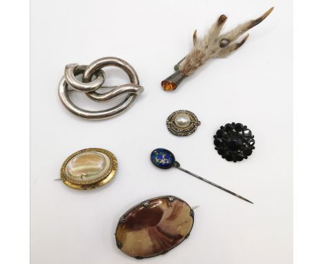 Qty of antique jewellery inc agate white metal brooch (5cm across), silver and enamel stickpin, claw brooch etc 