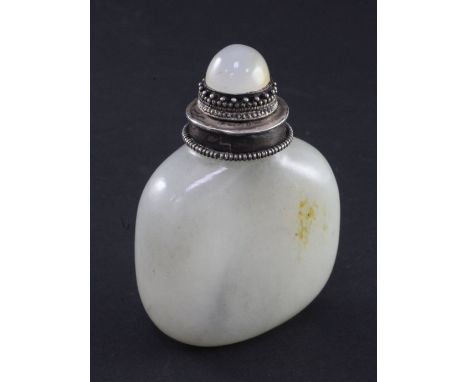A Chinese white and grey jade 'pebble' snuff bottle, 1800-1900, the stone with pale grey veining and a slight russet inclusio