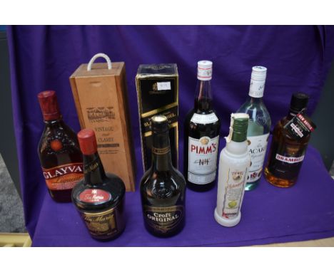 A collection of mixed alcohol including Johnnie Walker Black Label 12 Year Old 1L 43% Vol in card box, a bottle of Drambuie 7
