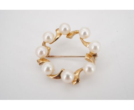 A pearl-set 9 ct gold annular brooch, pearls 5 mm, 3 cm diameter, 3.6 g