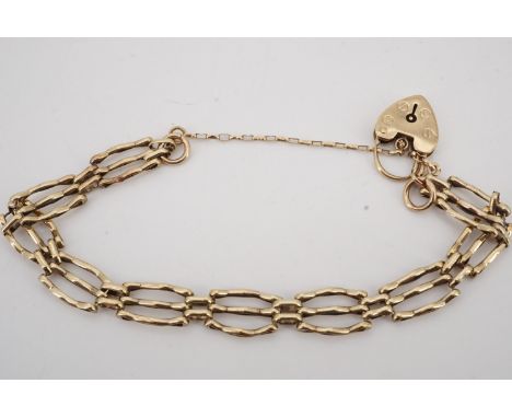 A yellow metal gate link bracelet with padlock clasp, 8.9 g