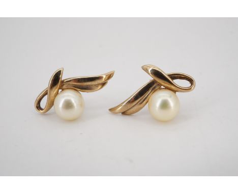 9 ct gold mounted pearl earrings, each in the stylized form of a berry and leaf, pearls, 7 mm, 4 g