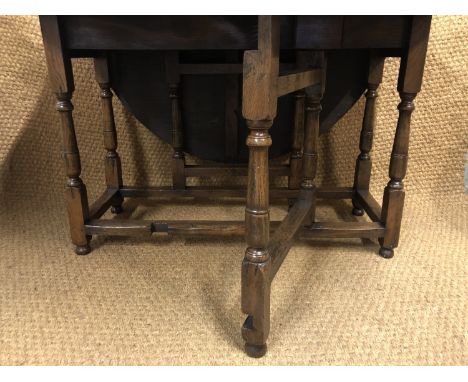 A quality older reproduction late 17th / early 18th Century oak gate-leg table, 120 cm x 147 cm x 74 cm