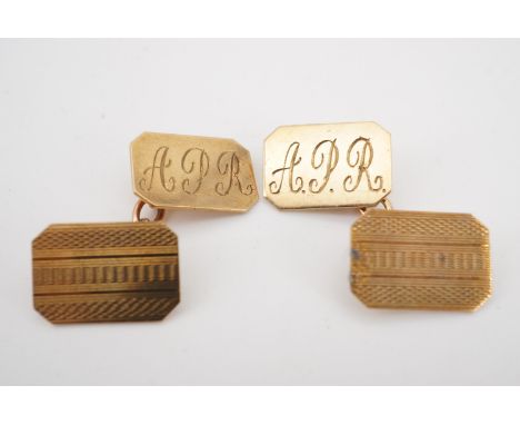 A pair of 9 ct gold cuff links, decorated with engine turning, 4.3 g
