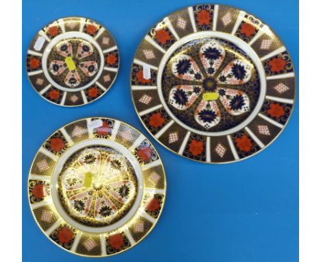 Three Royal Crown Derby 1128 Old Imari plates (27cm, 22cm and 16cm)