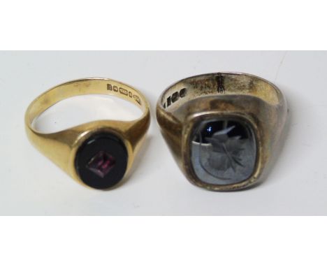 9ct gold gents signet ring, size W 1/2, gross weight 5.2g. also a silver gents signet ring, size W 1/2, gross weight 9.2g Con