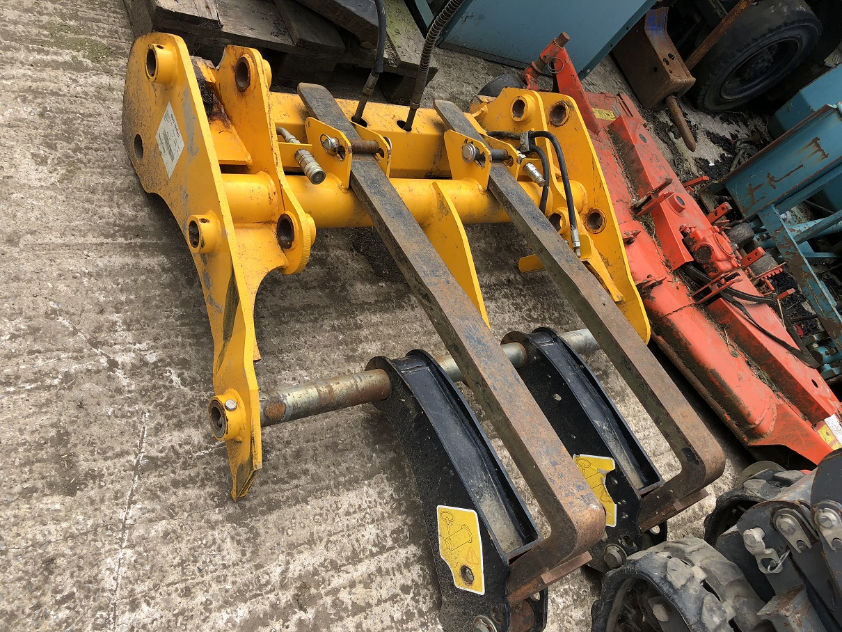 DS 4IN1 FRONT BUCKET FOR JCB 3CX WITH QUICK HITCH & FORKS, HARDLY