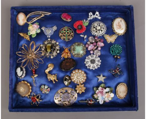 A tray of various costume brooches including yellow metal, coloured paste set and enamel examples.