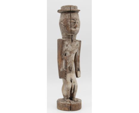   Männliche Figur mit Schwert und westlichem Hut. Wohl Kongobecken.  39 cm hoch. Zentral Afrika? Sklavenjäger?    Versand die