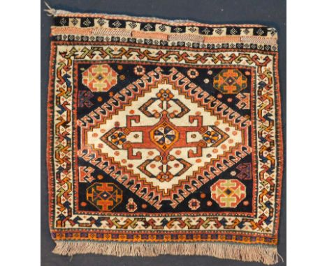   Qaschqai Hybe Taschenfront. Persien. Iran, circa 70 - 110 Jahre alt.  55 cm x 60 cm. Orientteppich. Handgeknüpft. Wolle auf