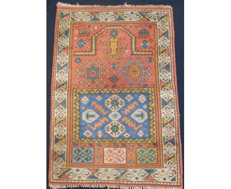   Kasak Gebetsteppich. Europa. Circa 100 - 150 Jahre alt.  118 cm x 85 cm. Handgeknüpft. Wolle auf Baumwolle. Verso alte Etik