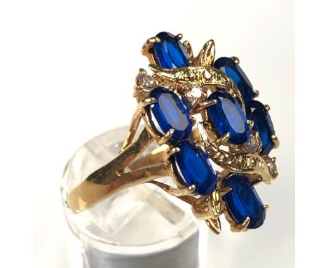   Ring. Gelb Gold 585. Mit 4 Diamanten zusammen circa 0,10 Carat.  5,4 Gramm Brutto. Blaue Schmucksteine.    Versand dieses O