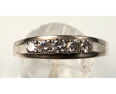   Ring Weiß Gold 585. Mit 5 Diamanten im Altschliff / Übergangsschliff.  3,1 Gramm Brutto. Diamanten zusammen circa 0,4 Carat