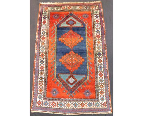   Kasak Teppich Kaukasus. Antik, circa 90 - 130 Jahre alt.  191 cm x 118 cm. Handgeknüpft. Wolle auf Wolle. Auch noch Naturfa