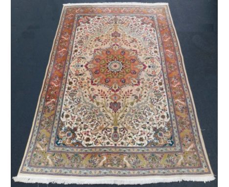   Täbriz Perserteppich. Iran. Feine Knüpfung.  304 cm x 205 cm. Handgeknüpft. Unter anderem Lichtschaden.    Kein Versand in 