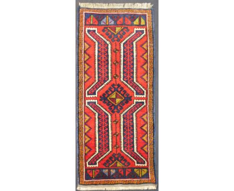   Kaldirim Yastik. Anatolien Türkei. Circa 60 - 100 Jahre alt.  109 cm x 50 cm. Handgeknüpft. Wolle auf Wolle. Stammesteppich