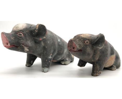   2 Figuren. Tiere. Schweine. Holz gefasst. Wohl West Afrika.  30 cm und 23 cm lang. Leichtes Holz, Balsa?    Versand dieses 