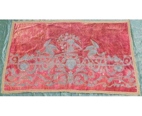   Sarkophag - Behang. Silberstickerei Applike auf rotem Samt.  145 cm x 240 cm. Silberfäden gestickt, teils auf gehöhtem Futt