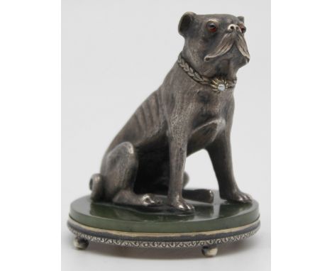   Silber 88, Faberge, H. Wigström. Russland um 1910. Mops, Bulldogge?  63 mm hoch. Stein wohl Jade. Augen wohl Granat. Kleine