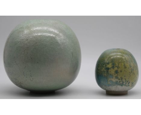   Horst KERSTAN (1941 - 2005). 2 Balustervasen 1968.  11 cm und 19 cm hoch. Je signiert und datiert. Steingut / Keramik.    V
