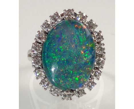   Ring Weißgold 585. Opal. Mit 18 Diamanten.  8,7 Gramm Gesamtgewicht. Der Boulder Opal? circa 16 mm x 12 mm oval. Die Diaman