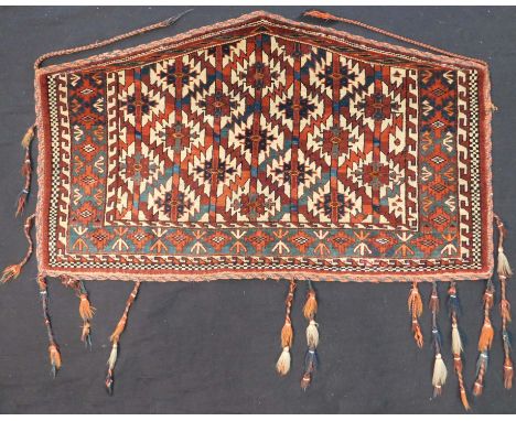   Jomud Asmalyk. Turkmenistan. Antik, circa 150 - 200 Jahre alt.  69 cm x 113 cm ohne die Zierfransen gemessen. Handgeknüpft.