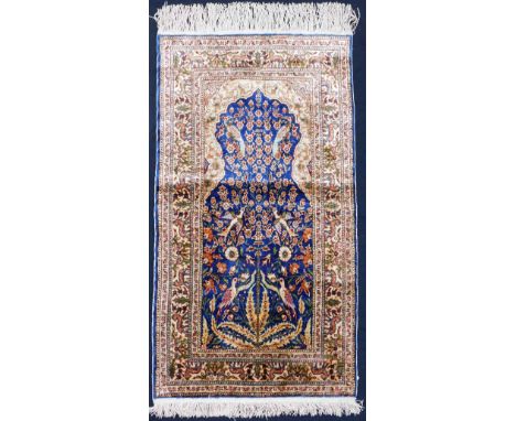   Kayseri Seide Gebetsteppich. Türkei. Wandteppich. Sehr feine Knüpfung.  106 cm x 59 cm. Handgeknüpft. Seide auf Seide. Hing