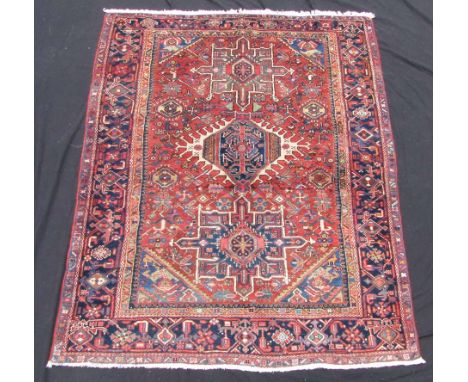   Karadja Perserteppich. Iran. Antik, circa 80 - 120 Jahre alt.    179 cm x 140 cm. Handgeknüpft. Wolle auf Baumwolle. Die Be