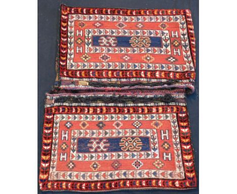   Schiraz Hybe Doppeltasche. Persien. Iran. Circa 90 - 130 Jahre alt.  113 cm x 88 cm. Handgeknüpft und handgewebt. Verschied