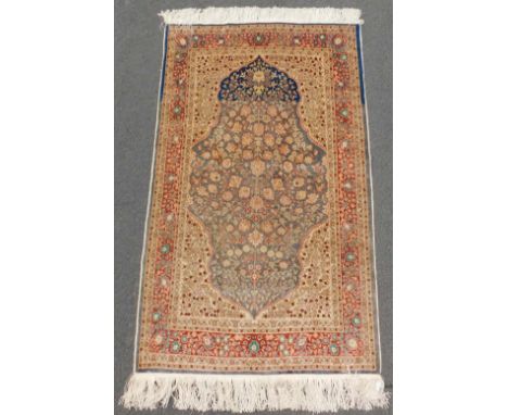   Hereke Seide Türkei. Extrem feine Knüpfung.    144 cm x 87 cm. Teppich. Handgeknüpft. Seide auf Seide. Original Hereke. Zus