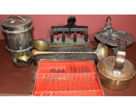 Collection of assorted metalware