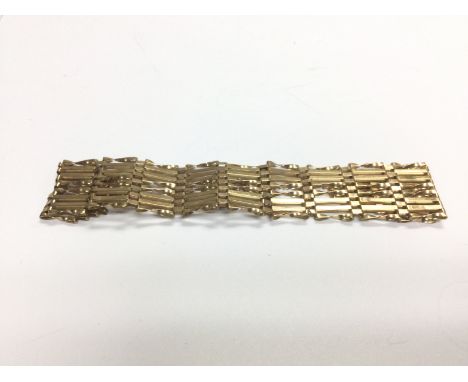 A 9ct gold gate bracelet, approx 8g. Shipping category A.