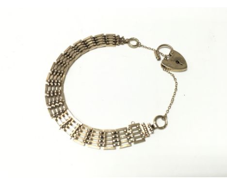 9ct gold gate bracelet. 12.73g Postage A